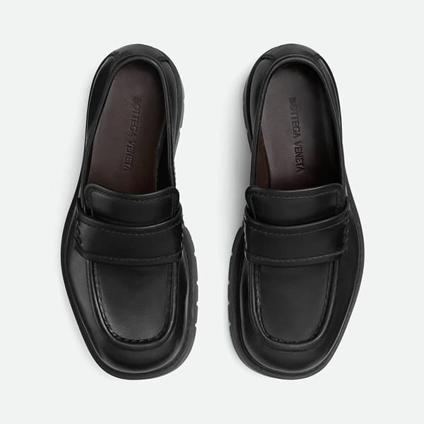 お洒落で可愛いボッテガヴェネタ サドルストラップ レザーローファー 