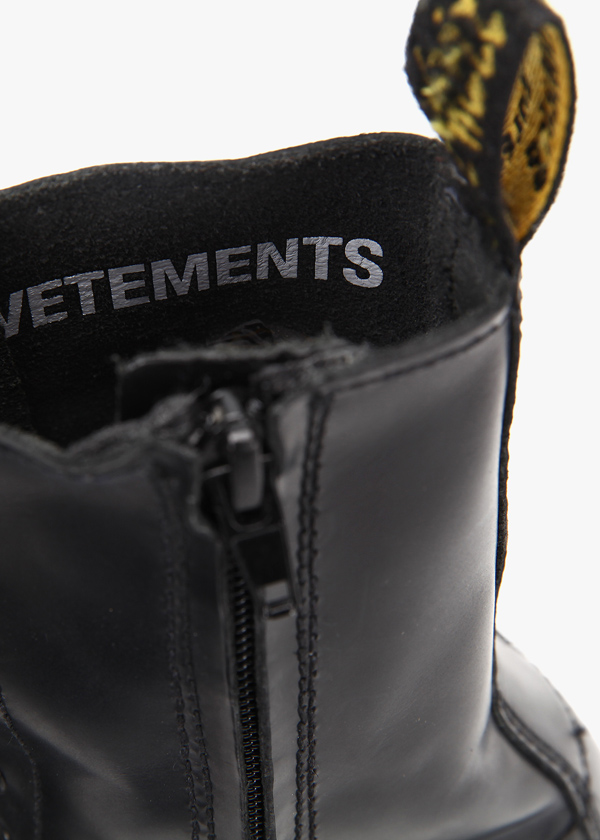 VETEMENTS x Dr.Martens ヴェトモン ブーツ コピー コラボ サイド
